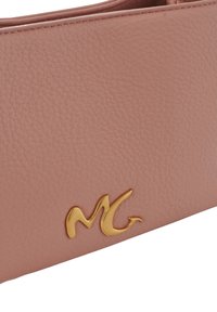 Clutch in pelle rosa con finitura testurizzata, caratterizzato da un evidente accento in oro con il logo. Forma rettangolare semplice.
