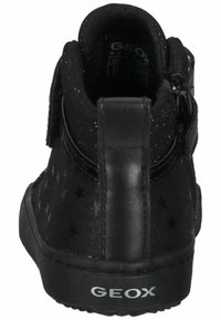 Bota de tobillo de cuero negro con un acabado brillante, patrones de estrellas, cierre de cremallera y una suela texturizada. Presenta el logo "GEOX" en la parte trasera.