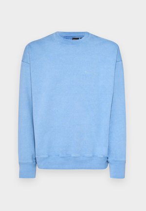 Sweatshirt bleu clair en coton, doté d'un col rond, de manches longues et d'un petit logo brodé sur la poitrine. Texture lisse.