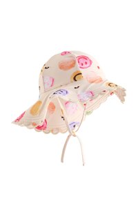 Dziecięca czapka z daszkiem w jasnym beżowym materiale. Posiada kolorowe, okrągłe wzory z lodami, falbany przy brzegu oraz regulowany pasek na brodzie.