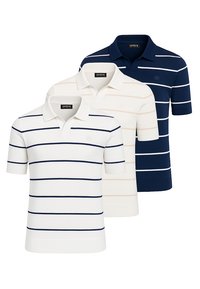 Tři polo trička v námořnické modré, bílé a krémové barvě s horizontálními pruhy. Materiál je měkký, s ribbed límci a manžetami.