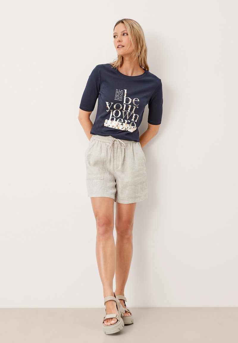 Damen T-Shirts | s.Oliver MIT FRONTPRINT T-Shirt print navy placed prit/blau - LS82240 Damen T-Shirts | s.Oliver MIT FRONTPRINT T-Shirt print navy placed prit/blau - LS82240