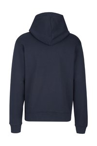 Navyblauwe hoodie met een zachte textuur, voorzien van een kangoeroezak en ribgebreide boorden en onderrand. Eenvoudig ontwerp, zonder zichtbare logo's.