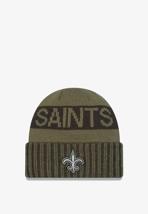 Strickmütze in Olivgrün mit dunkelbraunen Akzenten. Auf der Vorderseite zeigt sie in fetter Schrift "SAINTS" und ein Fleur-de-Lis-Logo.