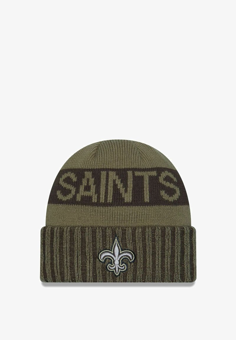 Strickmütze in Olivgrün mit dunkelbraunen Akzenten. Auf der Vorderseite zeigt sie in fetter Schrift "SAINTS" und ein Fleur-de-Lis-Logo.