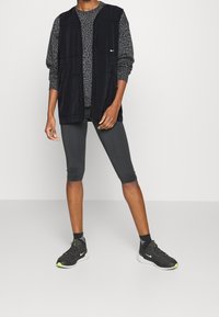 Nike Performance Väst - black