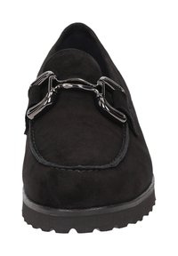 Zwarte suède loafer met een zilveren metalen kettingaccent over de bovenkant, dikke rubberen zool en gestikte details langs de randen.