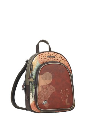 Mochila pequeña multicolor con patrones abstractos, bolsillo delantero con cremallera, llaveros y correas oscuras ajustables orientadas ligeramente hacia la izquierda.