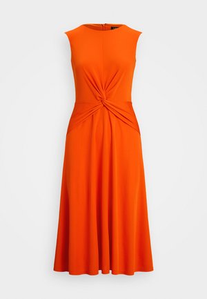Vestido sin mangas naranja con cuello redondo, que presenta un detalle retorcido en la cintura y una falda larga y fluida. Textura de tela suave.