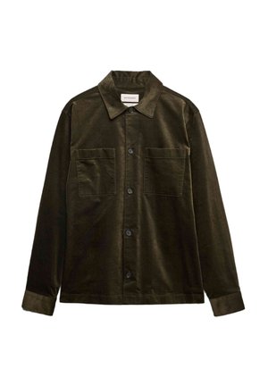 Giacca camicia in corduroy verde scuro con chiusura a bottoni, due tasche sul petto e colletto a punta. Tessuto liscio e maniche lunghe.