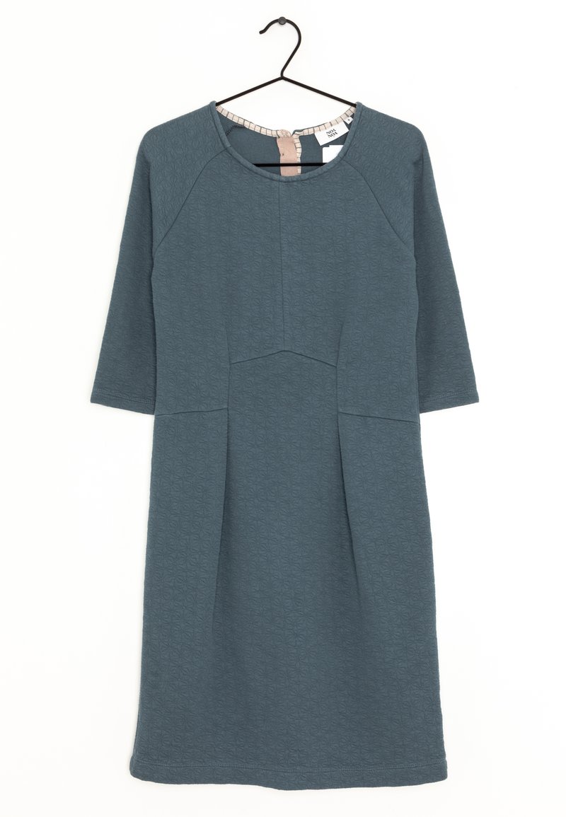 Vestido de punto en color azul verdoso con mangas tres cuartos, escote redondeado, tejido texturizado y un detalle de costura que recorre verticalmente el frente.