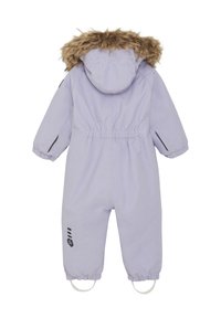 Lila overall med huva fodrad med faux päls, elastisk midja och åtsittande muddar. Har svarta accenter och fotremmar för extra säkerhet.