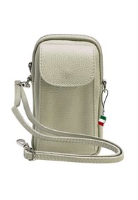 Lichtgrijze leren schoudertas met textuur, voorflap, zilverkleurige hardware en een klein Italiaans vlaggetje. Inclusief verstelbare band.