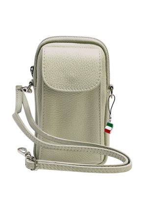 Sac en bandoulière en cuir gris clair avec surface Texturée, rabat à l'avant, quincaillerie en argent et un petit charme de drapeau italien. Sangle réglable incluse.