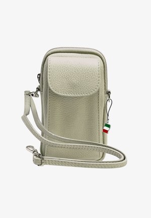 Lichtgrijze leren schoudertas met textuur, voorflap, zilverkleurige hardware en een klein Italiaans vlaggetje. Inclusief verstelbare band.