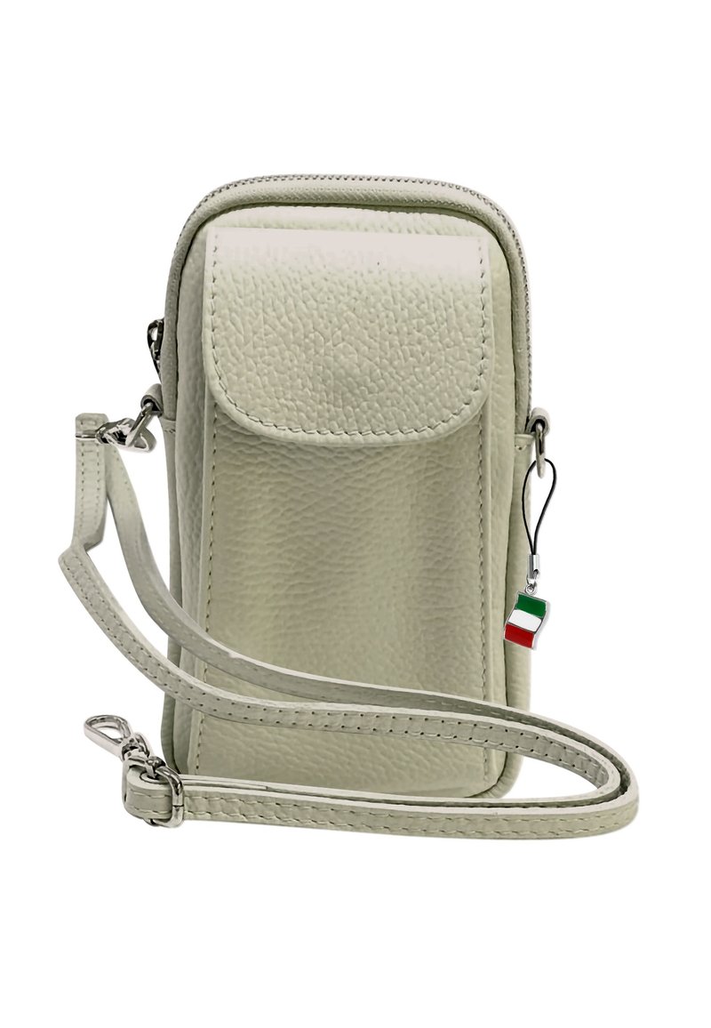 Lichtgrijze leren schoudertas met textuur, voorflap, zilverkleurige hardware en een klein Italiaans vlaggetje. Inclusief verstelbare band.