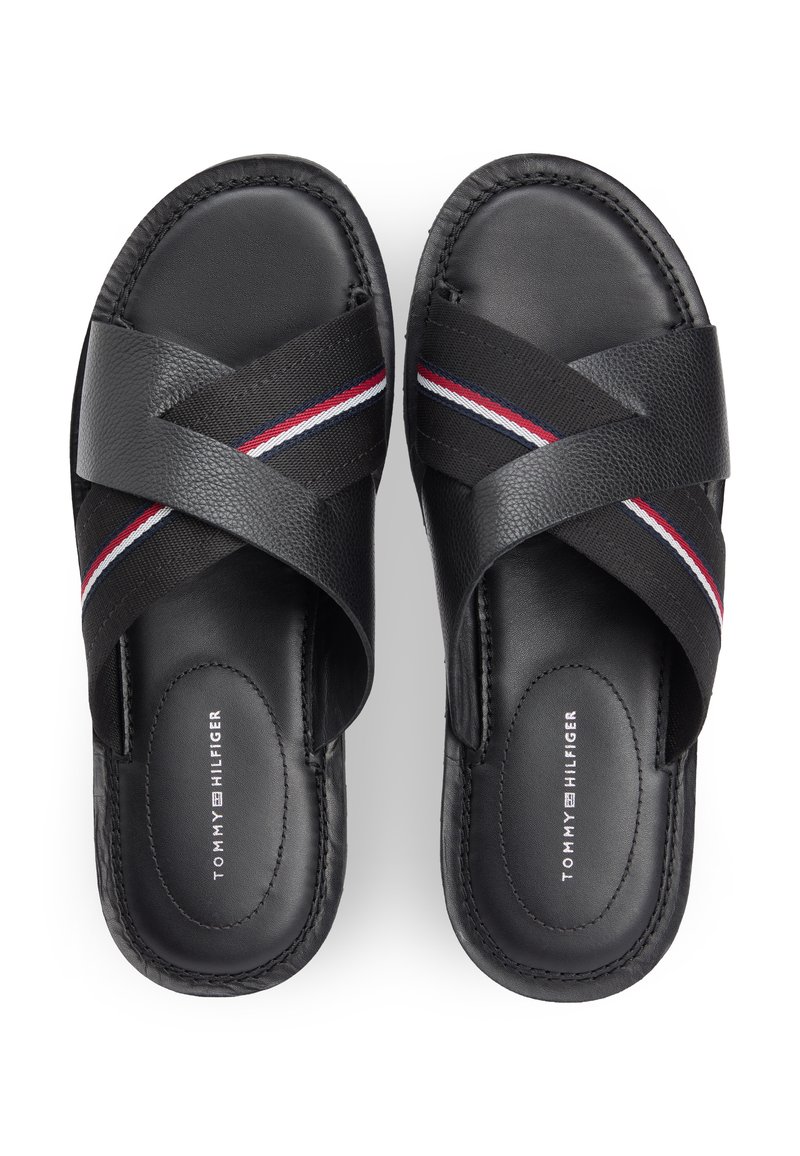 Sandalias negras tipo chancla con tiras cruzadas de tela y cuero con franjas en rojo, blanco y azul, y plantillas acolchadas con la marca Tommy Hilfiger.