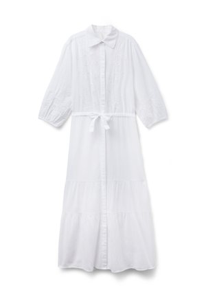 Vestido blanco de manga larga con cuello, detalles florales bordados en la parte superior, botonadura frontal, cinturón en la cintura y falda de volantes.