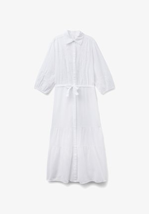 Vestido blanco de manga larga con cuello, detalles florales bordados en la parte superior, botonadura frontal, cinturón en la cintura y falda de volantes.