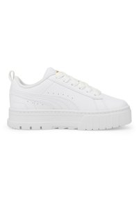 Baskets en cuir blanc avec une tige texturée, bout rond, lacets plats, semelle plateforme rehaussée et perforations discrètes sur le côté.