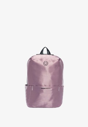 Sac à dos en satin violet avec logo noir et texte "MOMODESIGN", doté d'une poignée supérieure et d'une poche avant.