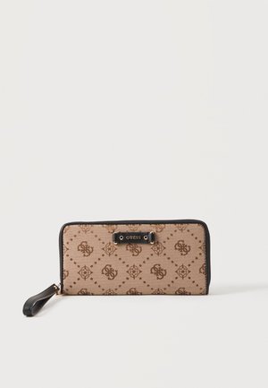 Portefeuille rectangulaire beige Guess avec motif logo marron foncé, bordure noire, fermeture éclair et sangle de poignet sur fond blanc.