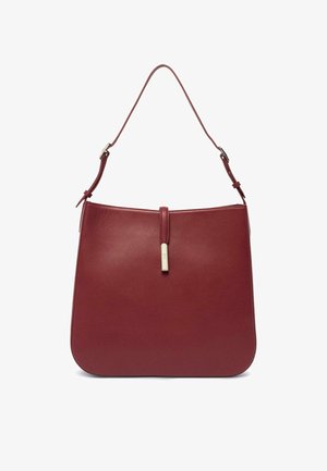 Glat burgunder læderhåndtaske med et slankt design, afrundet form, justerbar rem og en minimalistisk metalaccent ved lukningen.