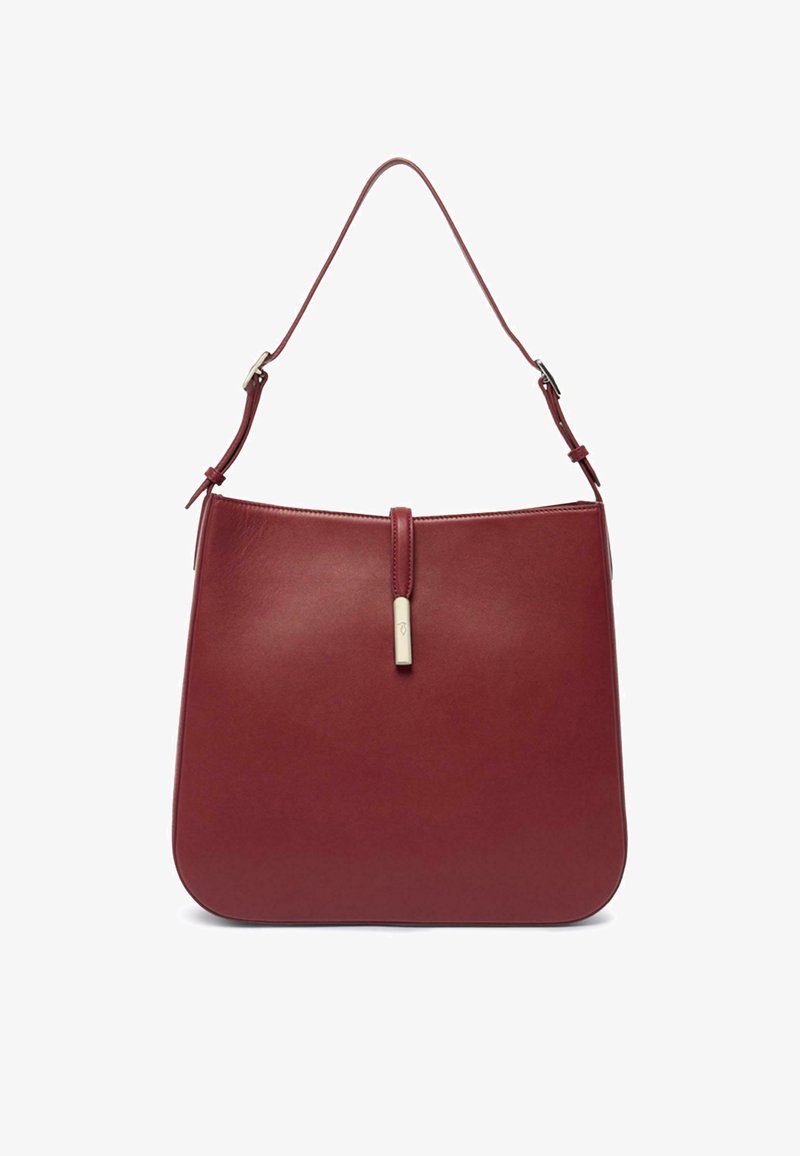 Glat burgunder læderhåndtaske med et slankt design, afrundet form, justerbar rem og en minimalistisk metalaccent ved lukningen.