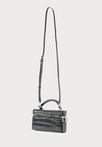 Borsa nera in pelle con texture di coccodrillo, con chiusura a zip, dotata di una maniglia corta e di una tracolla lunga e regolabile. Accenti in metallo argentato.