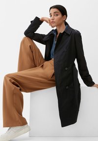 s.Oliver DOTÉ D’UNE CEINTURE À NOUER - Trench - schwarz