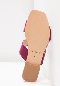 Kaštanové semišové sandály s blokovým podpatkem, na podrážce je vidět nápis "Vyrobeno v Itálii" a velikost 37, umístěné vzpřímeně v bílém rohu.