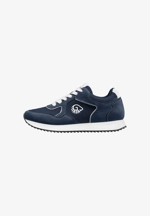 Dunkelblauer Sneaker mit weißen Schnürsenkeln, weißer Sohle, strukturiertem Grip und weißem Logo auf der nach außen gerichteten Seite.