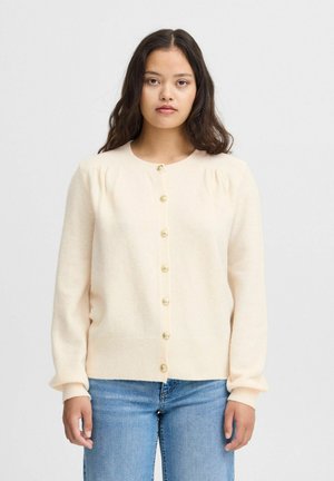 Hellbeige Strickjacke mit rundem Ausschnitt, langen Ärmeln und sieben goldenen Knöpfen auf der Vorderseite; weiche Textur und gerippte Bündchen.