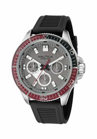 Reloj Nautica plateado con un dial texturizado gris, marcadores de hora blancos, bisel rojo y negro, y una correa de goma negra. Cronógrafo con tres subdiales.