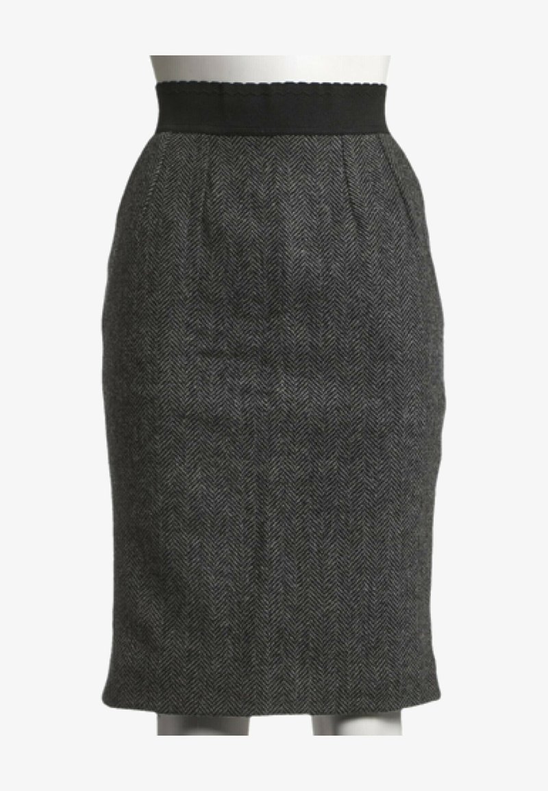 Jupe crayon en chevrons gris foncé avec ceinture noire, longueur genou, silhouette ajustée sur un mannequin blanc.