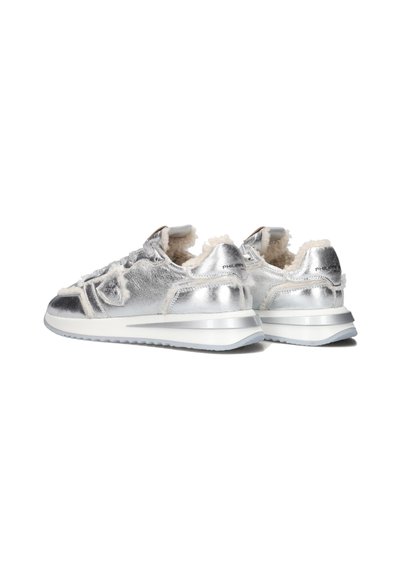 Zilveren metalen sneakers met een textuur van bontvoering, een ronde neus en een witte zool, met gestikte accenten en een gewatteerde tong.