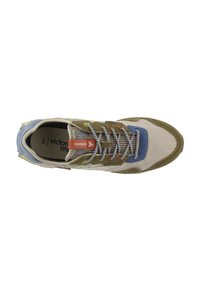 Zapatilla de varios colores con una mezcla de materiales: parte superior de tejido beige, acentos de ante verde, superposiciones azules y cordones texturizados.