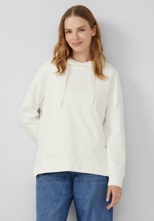 Crème-kleurige hoodie met een trekkoord, met lange mouwen en een relaxte pasvorm, gecombineerd met blauwe spijkerbroek. Zachte katoenmix stof.