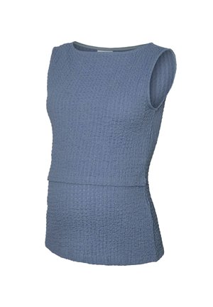 Blouse bleue texturée sans manches avec un col bateau et un design à double couche à la taille, présentée sur fond blanc.