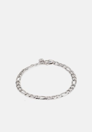 Bracelet en chaîne argentée avec des maillons ovales entrelacés au fini poli. Fermeture à une extrémité, design épuré et texture uniforme.