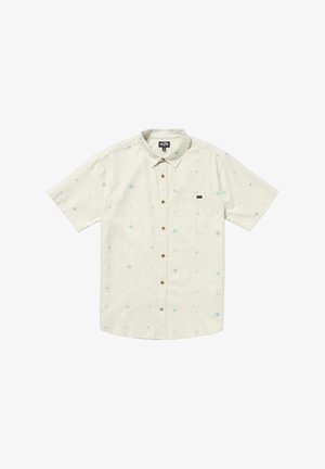 Kortärmad skjorta med knappar i krämfärg med ett subtilt mönster av blå diamanter och kors, som har en bröstficka och bruna knappar.