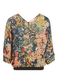 Kwiatowa bluzka z dekoltem w serek, rękawami o długości trzech ćwiartek i czarnym wykończeniem. Prezentuje kolorowe wzory kwiatów i ptaków na ciemnym tle.