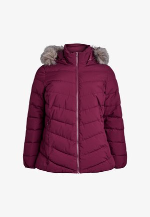 Burgunderfarbene Daunenjacke mit Reißverschluss, Rippkragen und einer Kapuze aus Kunstfell. Besitzt horizontale Stepppaneele und seitliche Taschen.