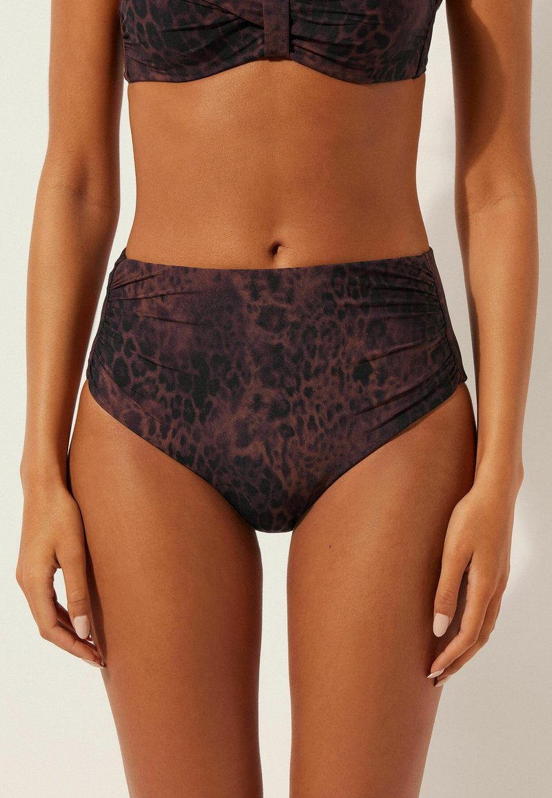 Bikinihose mit hohem Bund in dunklem Leopardenmuster, mit gerafften Details an den Seiten und einem glatten, elastischen Stoff.
