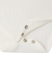 Weißer Baumwollbody mit einem strukturierten Muster, ausgestattet mit silbernen Druckknöpfen am unteren Ende und einem gerippten Halsausschnitt.