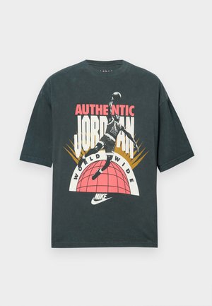 Fekete pamut rövid ujjú póló színes grafikával, amely egy kosárlabdázót ábrázol dunkolás közben, szöveges elemekkel és a Nike logóval.