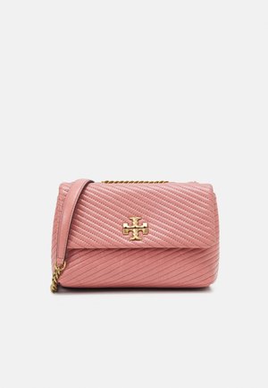 Sac bandoulière en cuir matelassé rose avec bandoulière chaîne dorée et emblème logo doré sur le rabat avant.