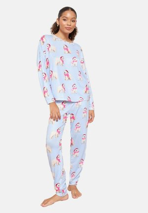 Set de pijamale bleu deschis, cu un model jucăuș de urși polari purtând eșarfe roze. Manșete lungi și pantaloni, confecționați dintr-un material moale și confortabil.