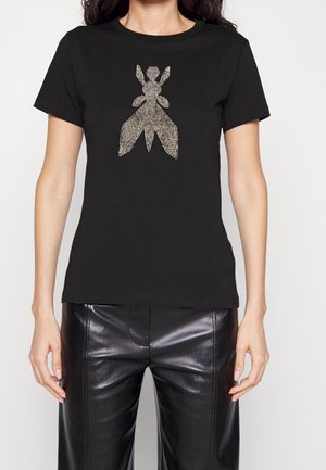 Schwarzes Baumwoll-T-Shirt mit einem strukturierten, metallischen Insektengrafik in der Mitte. Kurze Ärmel und klassischer Rundhalsausschnitt.