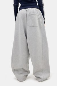 Grijs oversized joggingbroek met een gestructureerde stof, elastische tailleband en een enkele achterzak, met een los en ontspannen model.
